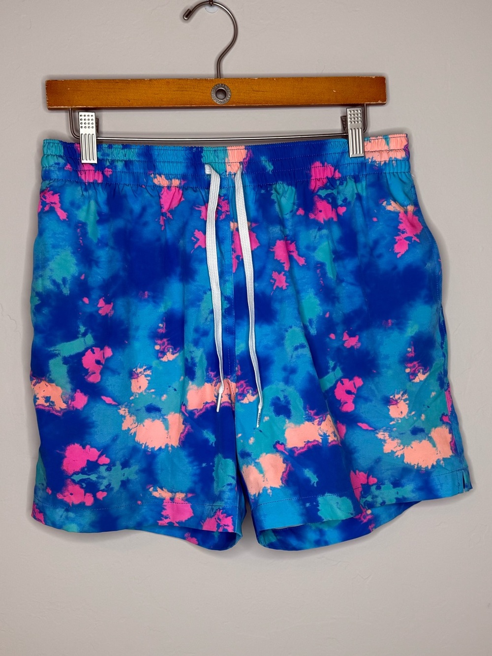 Chubbies men’s tie dye swim trunks blue pink lined 5.5 inch inseam size large